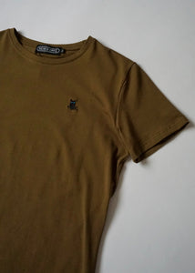 SUAVE OWL T-shirt for men in an olive khaki colour, close up on details.