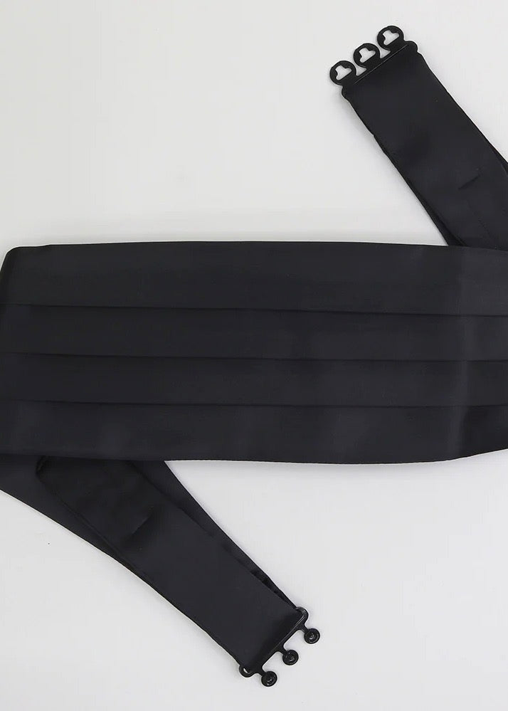 Men's cummerbund in black.