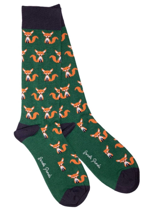 Bamboo socks for men in green with a pattern of foxes.