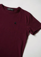 Load image into Gallery viewer, SUAVE OWL T-shirt for men in plum, close up.
