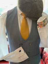 Load image into Gallery viewer, Cavani Del Ray Checked Waistcoat combination featuring Suave Owl white shirt with floral features, mustard tie and tweed cap.
