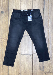 Jeans Twister Fit Black Kingsize. A great pair of jeans to wear with a plain t shirt or a shirt and formal jacket. Made in partnership with thetter Cotton Initiative Be to improve cotton farming globally.