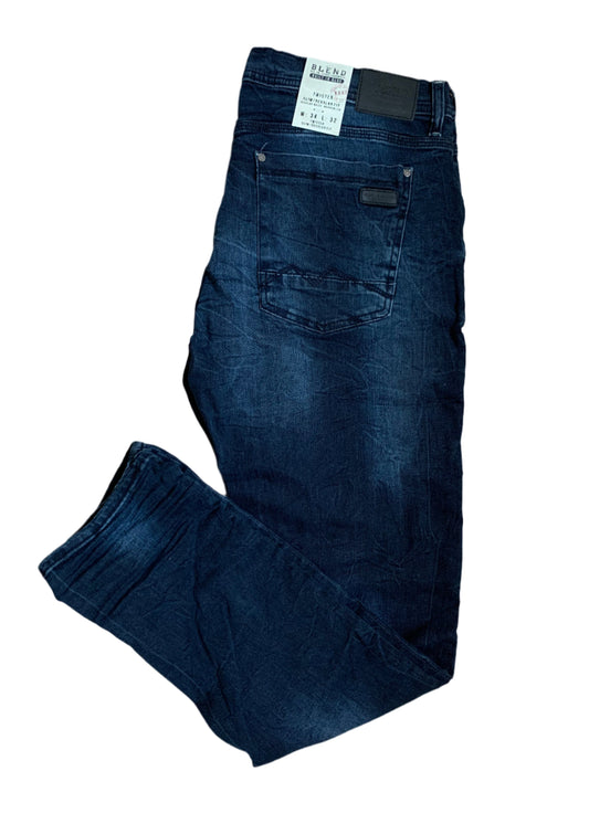 Jeans Twister Fit Middle Blue. Made in partnership with the Better Cotton Initiative to improve cotton farming globally.