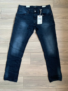Jeans Twister Fit Middle Blue. Made in partnership with the Better Cotton Initiative to improve cotton farming globally.