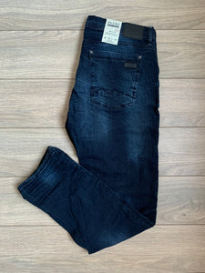 Jeans Twister Fit Middle Blue. Made in partnership with the Better Cotton Initiative to improve cotton farming globally.