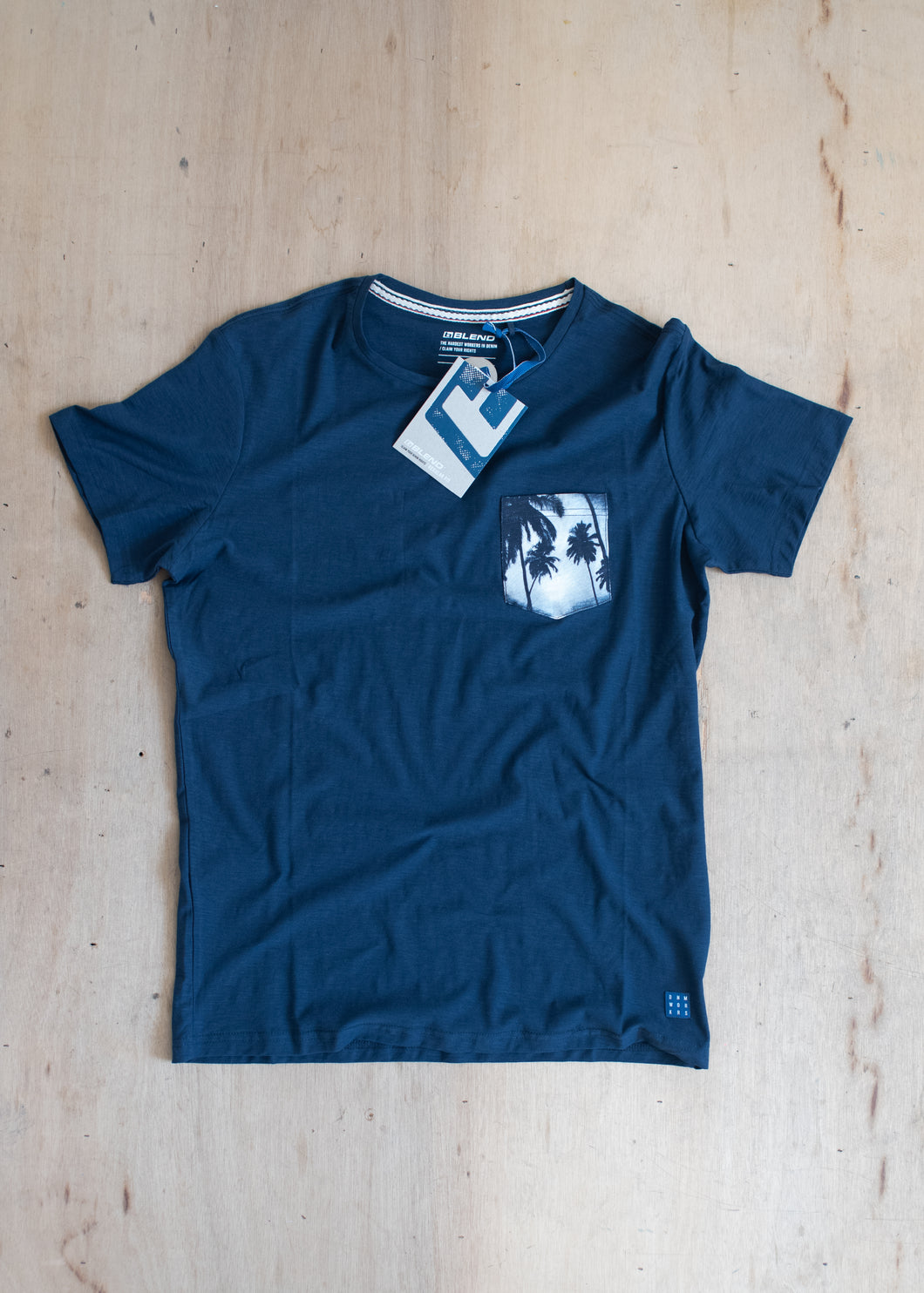 Navy T-Shirt White Palm. Summer t shirt from Blend in a range of sizes.