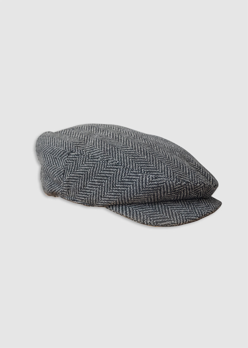 Peaked men's flat cap in herringbone grey.